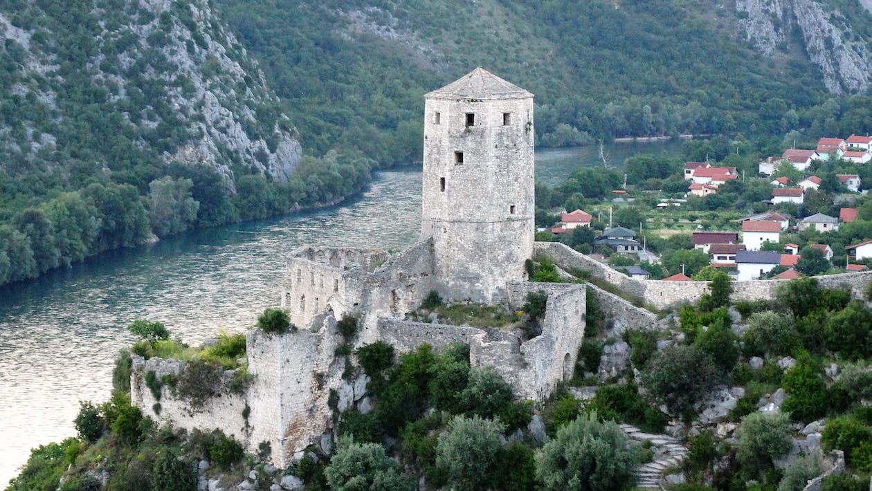 Bośnia i Hercegowina: Spotkanie Historii i Piękna - Odkryj Urokliwe Miasta, Majestatyczne Góry i Niezwykłą Kulturę!