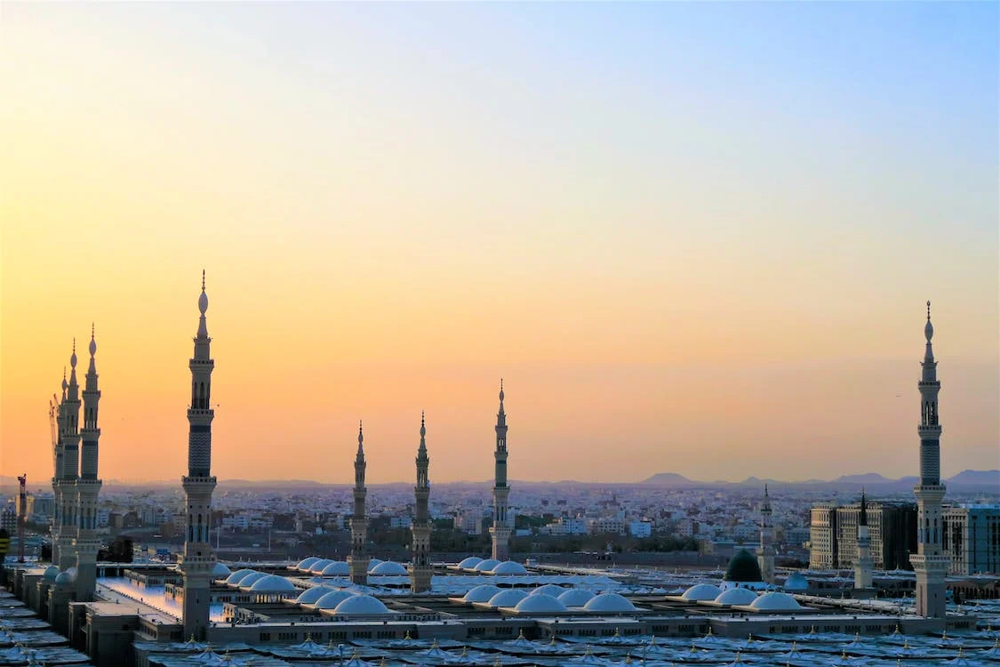 Arabia Saudyjska: Tajemnice Pustyni i Przeszłość Wspaniałych Imperiów - Odkryj Kulturę, Przyrodę i Nowoczesne Cuda Arabii