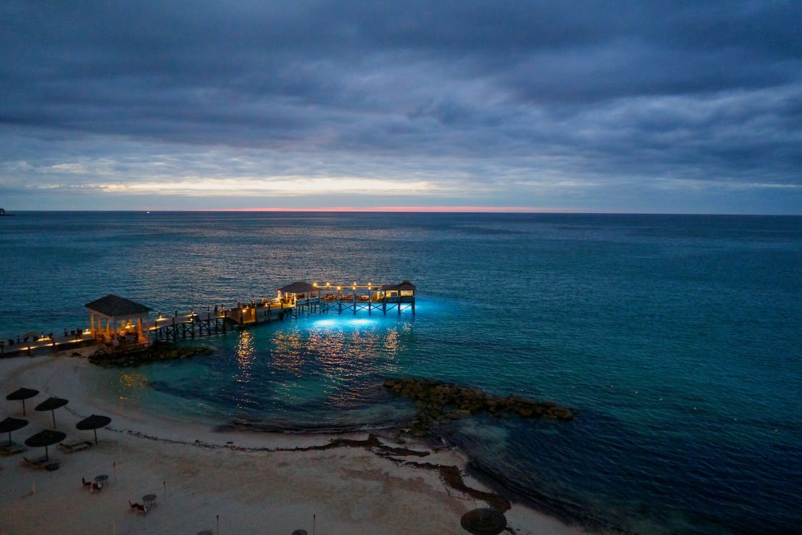 Bahamy: Raj na Koralowych Wyspach - Odkryj Niebiańskie Plaże, Krystalicznie Czyste Wody i Niezapomniane Przygody